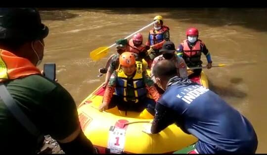 Bupati Jember Hendy Siswanto usai susur sungai Bedadung. Foto: Aktual/Aminudin Aziz Bupati Jember Hendy Siswanto usai susur sungai Bedadung. Foto: Aktual/Aminudin Aziz