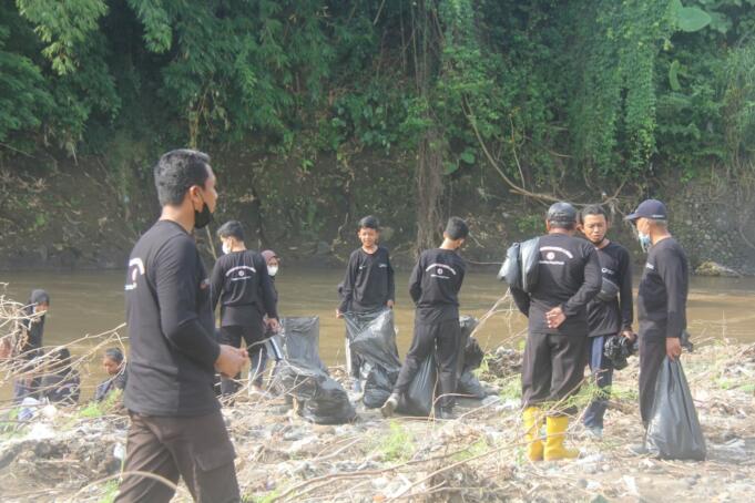 Puluhan Relawan Peduli Sampah Tegalbesar saat bersih-bersih singai Bedadung. Foto: Aktual/Aminudin Aziz