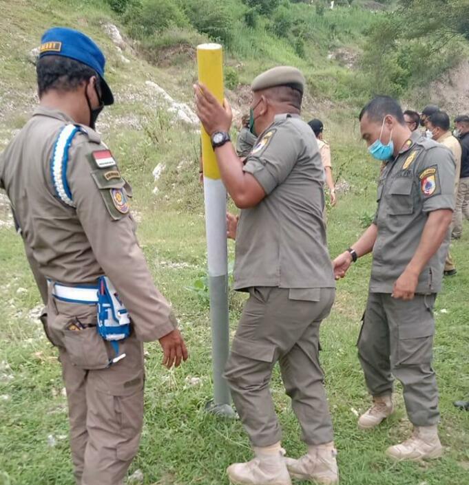 Petugas Satpol PP mencabut patok atau pembatas lahan yang tidak memiliki HPL. Foto: Aktual/Aminudin Aziz