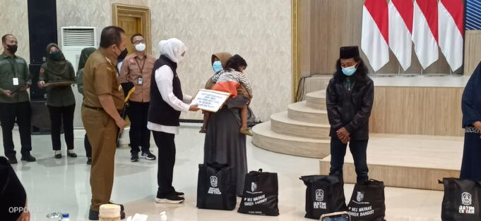Gubernur Jatim Khofifah, didampingi Bupati Jember Hendy, saat menyerahkan santunan terhadap ahli waris dan korban ritual maut Payangan. Foto: Aktual/Aziz Gubernur Jatim Khofifah, didampingi Bupati Jember Hendy, saat menyerahkan santunan terhadap ahli waris dan korban ritual maut Payangan. Foto: Aktual/Aziz