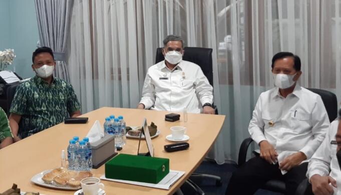 Wakil Menteri Pertanian (Wamentan) RI, Harvick Hasnul Qolbi (tengah) saat menerima kunjungan kerja Bupati Tapin (kanan) di ruang kerjanya, Jakarta, Rabu (23/2). Foto: Istimewa