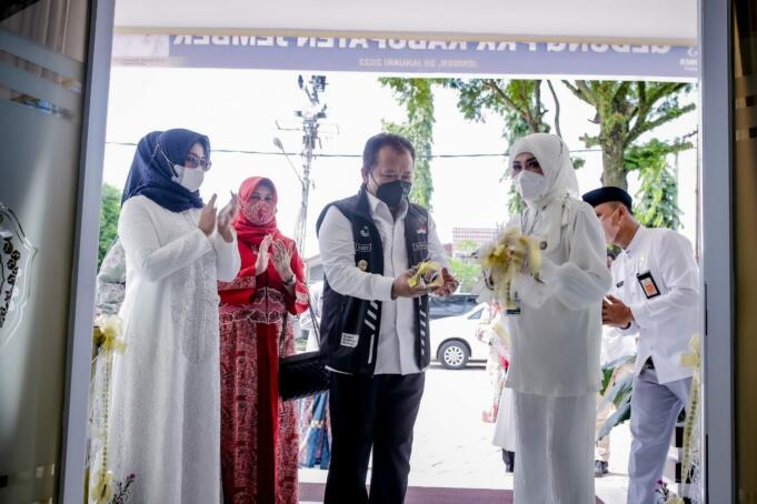 Bupati Jember, Hendy Siswanto (tengah) saat meresmikan gedung PKK Kabupaten Jember. Foto: AKTUAL/Aziz.