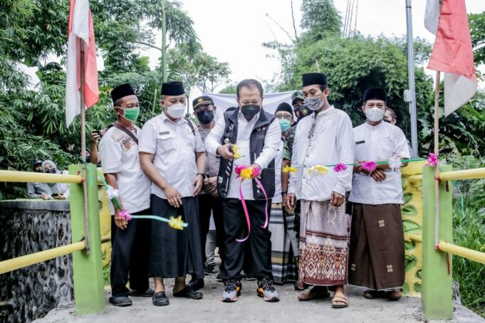 Jembatan di Dusun Karangkokap, Desa Sruni Kecamatan Jenggawah Jember, diresmikan langsung oleh Bupati Jember Hendy Siswanto, pada Jumat (28/1)