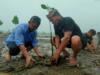 Indonesia Perjuangkan Aturan Pasar Karbon Dunia yang Adil dan Inklusif Gubernur Kaltara, Zainal A Paliwang bersama masyarakat melakukan penanaman bibit mangrove didampingi Kadis Kehutanan Kaltara, Syarifuddin belum lama ini. Foto: Istimewa