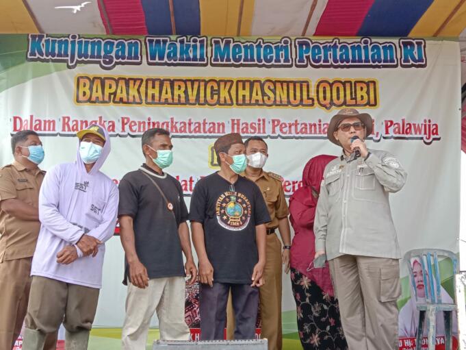 Wakil Menteri Pertanian (Wamentan) RI, Harvick Hasnul Qolbi saat berdialog dengan perwakilan kelompok tani di desa Malangsari, Kecamatan Bangodua, Kabupaten Indramayu, Senin (21/2). Foto: Aktual/Hilmi