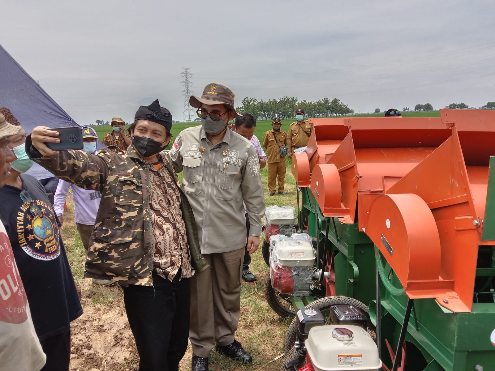 Momen saat Wakil Menteri Pertanian (Wamentan) RI, Harvick Hasnul Qolbi melakukan swafoto bersama petani di Desa Malangsari, Kecamatan Bangodua, Kabupaten Indramayu, Senin (21/2). Foto: Aktual/Hilmi