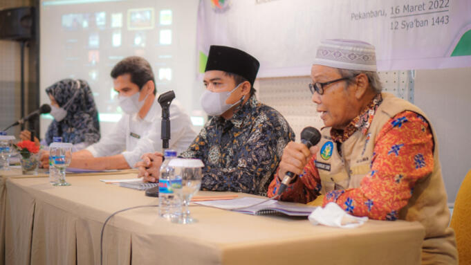 Ketua Pengawas Koperasi Produsen RTBS, Anwar Sanusi (paling kanan) bersama Ketua Koperasi Produsen RTBS, Irfan Kasogi (kedua dari kanan) saat membuka kegiatan Rapat Anggota Tahunan (RAT) di Hotel Pangeran Hidayat Pekanbaru, Riau, Rabu (16/3) pagi. Foto: Istimewa