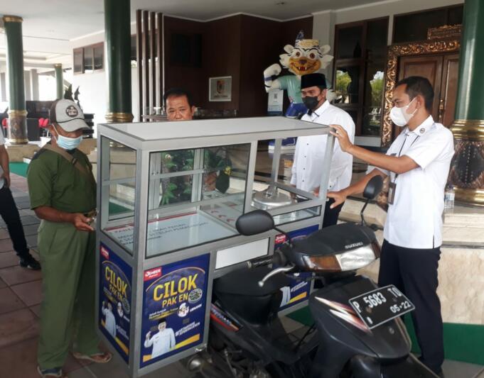 Bupati Jember Hendy Siswanto, saat menyerahkan bantuan Rombong Bakso di halaman pendopo. Foto: Aktual/Aziz