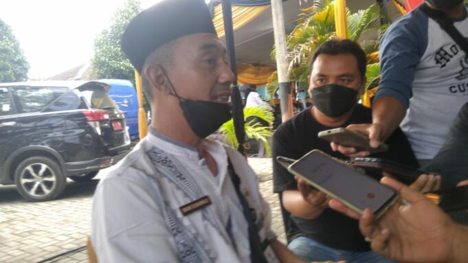 Kepal Dinas Tanaman Pangan Holtikultura dan Perkebunan Kabupaten Jember Imam Sudarmaji, Saat diwawancara oleh awak media. Foto: Aktual/Aziz.