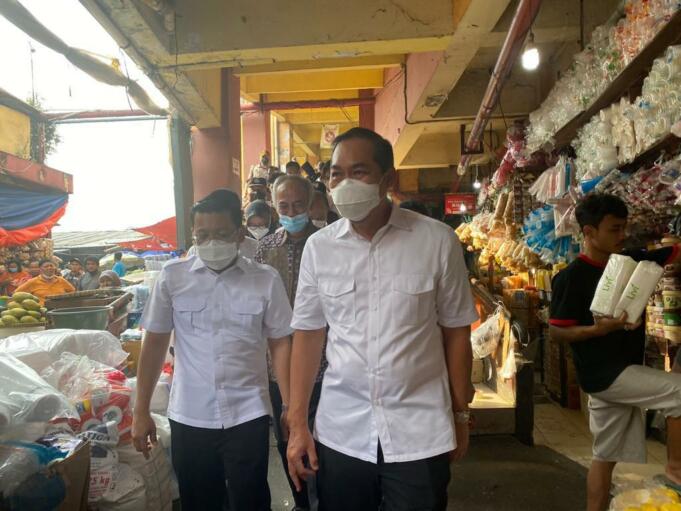Kepala Badan Pangan Nasional / NFA (National Food Agency), Arief Prasetyo Adi (kiri) bersama Menteri Perdagangan Muhammad Lutfi (kanan) saat meninjau Pasar Tradisional. Foto: Istimewa