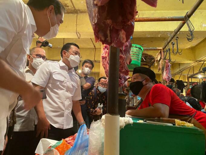 Kepala Badan Pangan Nasional / NFA (National Food Agency), Arief Prasetyo Adi (tengah) saat berdialog dengan pedagang daging segar di Pasar Tradisional. Foto: Istimewa