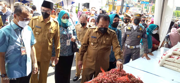 Bupati Jember Hendy Siswanto, didampingi Ketua TP PKK Jember hj. Fajarini, saat meninjau pasar murah. Foto: Aktual/Aziz