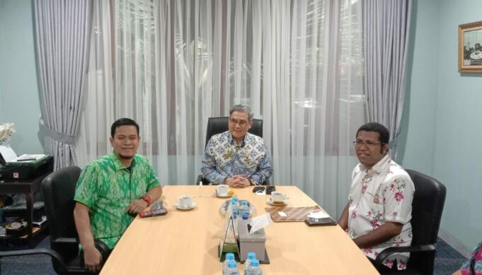 Wakil Menteri Pertanian (Wamentan) RI, Harvick Hasnul Qolbi (tengah) saat menerima kunjungan Bupati Biak Numfor, Herry Ario Naap (kanan) di ruang kerja Wamentan, Jakarta, Selasa (1/3) siang. Foto: Aktual/Hilmi