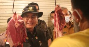 Wakil Menteri Pertanian (Wamentan) RI, Harvick Hasnul Qolbi saat berdialog dengan salah seorang pedagang daging segar di Pasar Baru Kota Bekasi, Jawa Barat pada Senin (7/3). Foto: Agus/Setwamentan