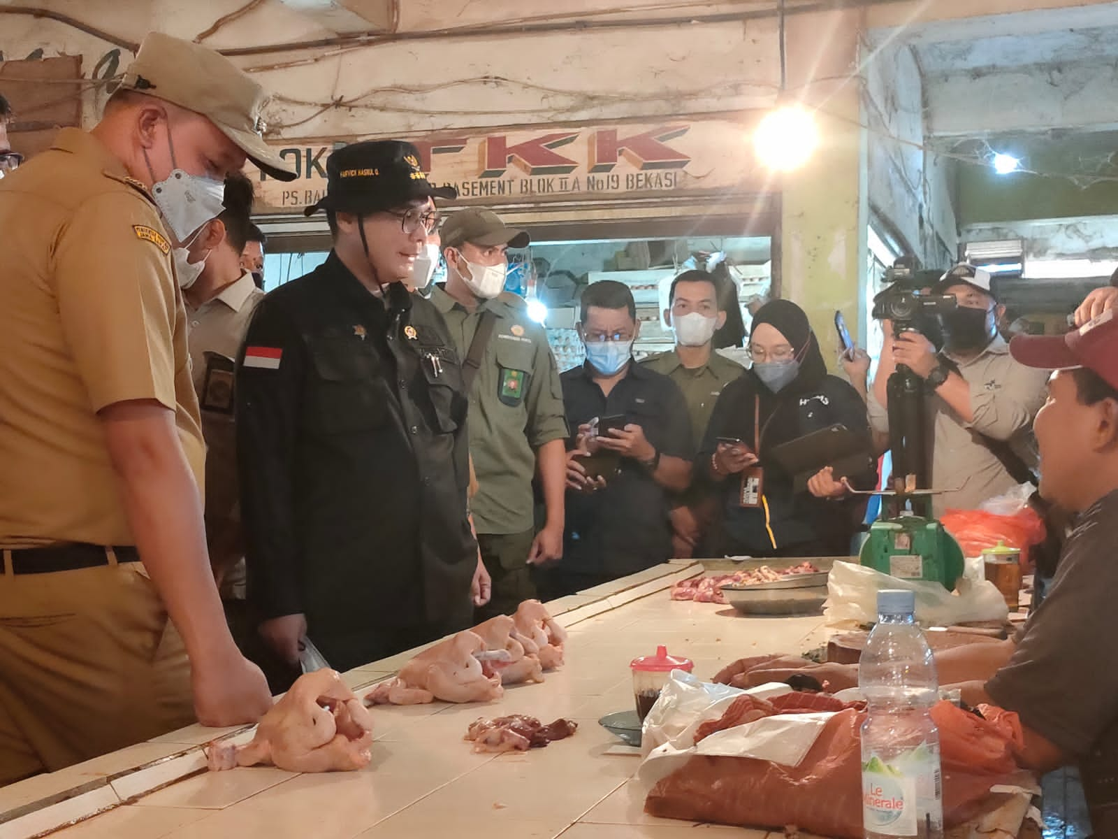 Wakil Menteri Pertanian (Wamentan) RI, Harvick Hasnul Qolbi (tengah) didampingi Plt Wali Kota Bekasi, Tri Adhianto saat mengunjungi salah satu lapak pedagang ayam potong di Pasar Baru Kota Bekasi, Jawa Barat, Senin (7/3). Foto: Aktual/Hilmi