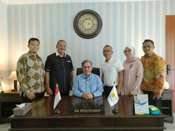 Wakil Menteri Pertanian (Wamentan) RI, Harvick Hasnul Qolbi (tengah) saat menerima kunjungan Direktur Utama Koperasi Produsen Kalam, Sabar Sundarelawan (ketiga dari kanan) di ruang kerjanya, Jakarta, Kamis (24/3). Foto: Istimewa