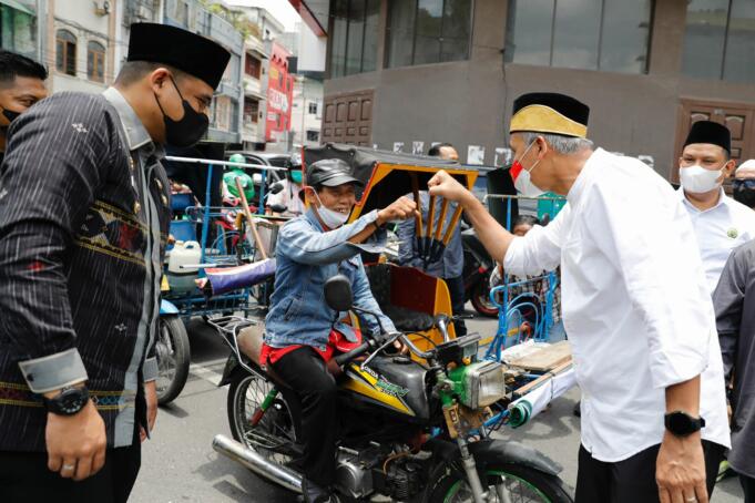 Ganjar Pranowo ketika berkeliling di Kota Medan disambut hangat oleh salah satu warga Medan