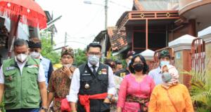 Plt Wali Kota Bekasi Tri Adhianto bersama Gubernur Jawa Barat Ridwan Kamil mengunjungi Kampung Bali