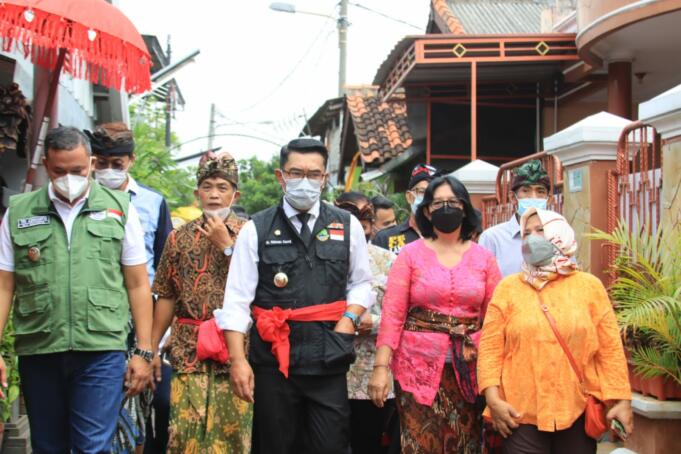Plt Wali Kota Bekasi Tri Adhianto bersama Gubernur Jawa Barat Ridwan Kamil mengunjungi Kampung Bali