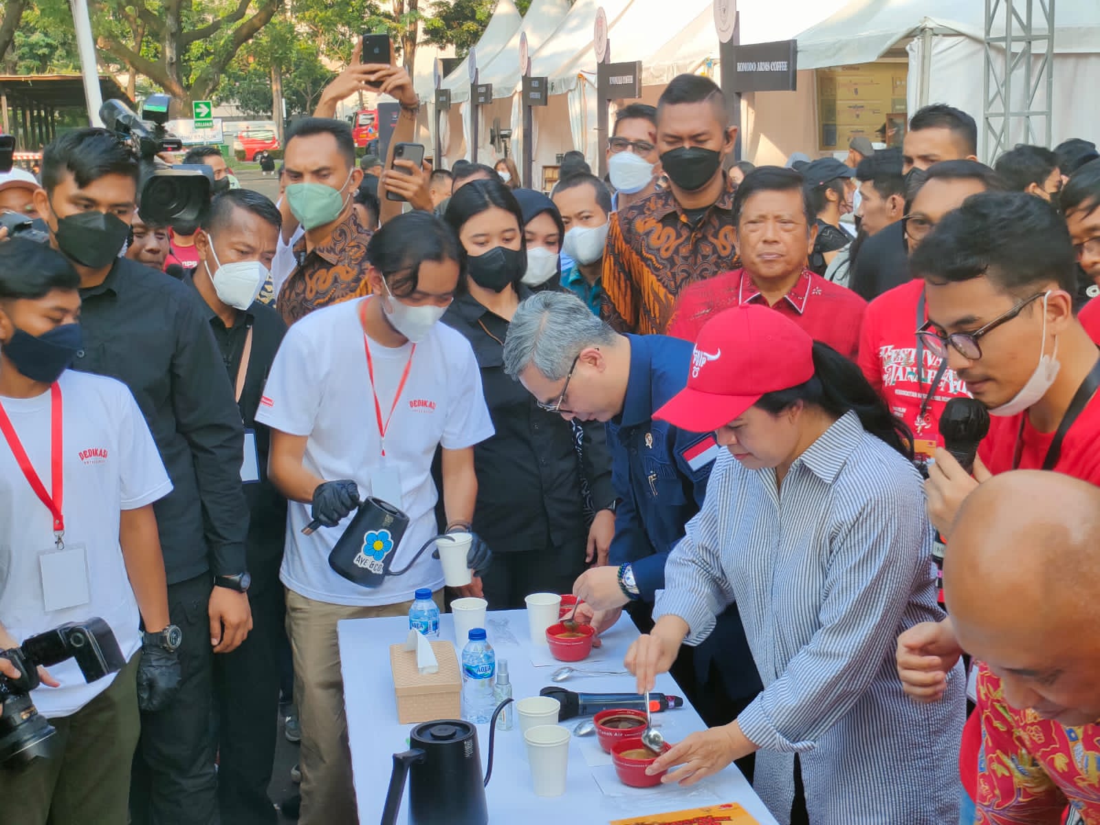 Jakarta - Wakil Menteri Pertanian (Wamentan), Harvick Hasnul Qolbi turut hadir dalam pembukaan Festival Kopi Tanah Air 2022 yang digelar di Parkir Timur Gelora Bung Karno (GBK) Senayan, Jakarta, Jumat (27/5/2022). Acara itu merupakan rangkaian kegiatan peringatan HUT PDIP ke-49.  Di acara itu, hadir Menteri Koperasi dan UKM, Teten Masduki serta Sekjen DPP PDIP Hasto Kristiyanto bersama jajaran DPP PDIP lainnya seperti Sukur Nababan, Mindo Sianipar, Ribka Tjiptaning, Djarot Saiful Hidayat dan Wiryanti Sukamdani.  Hadir juga jajaran anggota fraksi PDIP seperti Sudin (Ketua Komisi IV DPR), Charles Honoris, Dolfie OVP, Gus Nabil Haroen, Vita Ervina, Masinton Pasaribu, Trimedya Panjaitan, Krisdayanti, Adian Napitupulu dan Aria Bima.  Dalam kesempatan itu, Wamentan Harvick turut membeberkan potensi kopi Indonesia di pasar Eropa. Menurutnya, Indonesia memiliki peluang untuk memasarkan produk kopinya di Eropa. Sebab kebutuhan kopi di sana mencapai 500 ribu ton.  “Kebutuhan kopi di Eropa itu lebih dari 500 ribu ton, karena pemasok utama itu dari Brazil. Namun saat ini Brazil sedang mengalami penurunan sehingga Indonesia ada peluang,” katanya kepada wartawan.