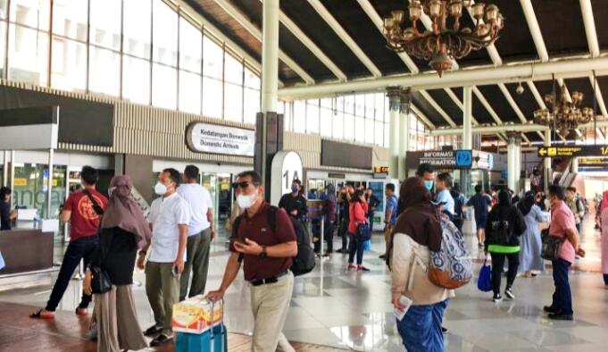 Aktivitas penumpang di Bandara Soekarno-Hatta pada masa arus balik Lebaran 2022. Aktual.com