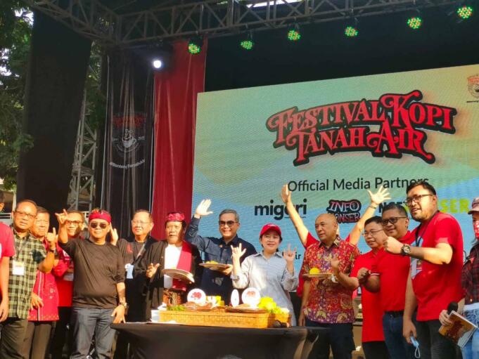 Bareng Puan dan Menteri Teten, Wamentan Turut Meriahkan Festival Kopi Tanah Air 2022 di Parkir Timur Gelora Bung Karno (GBK) Senayan, Jakarta.
