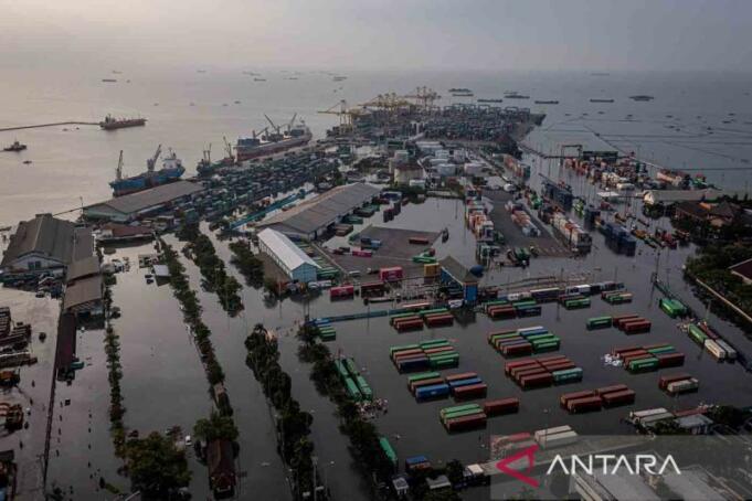 antarafoto-banjir-rob-di-kawasan-pelabuhan-tanjung-emas-semarang-230522-ast-10