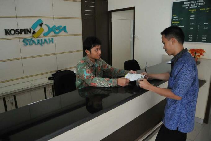teller-melayani-nasabah-di-koperasi-simpan-pinjam-kospin-jasa-_140507164316-223