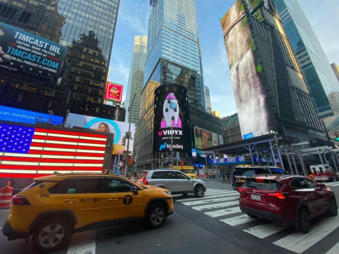 Tampilnya iklan Vidy dan VidyX di videotron Nasdaq Tower Times Square, New York viral.