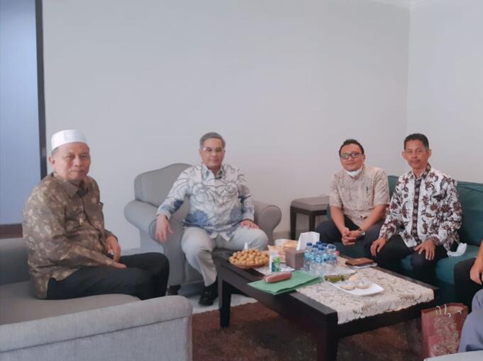 Wakil Menteri Pertanian (Wamemtan), Harvick Hasnul Qolbi (tengah) saat menerima kunjungan Bupati Pasaman Barat, Hamsuardi (berpeci putih) di ruang kerja Wamentan, Jakarta, Selasa (28/6/2022). Foto: Istimewa