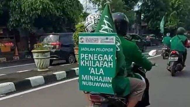 konvoi-motor-bawa-poster-khilafah-islamiyah-di-cawang-jaktim-viral-di-media-sosial_169