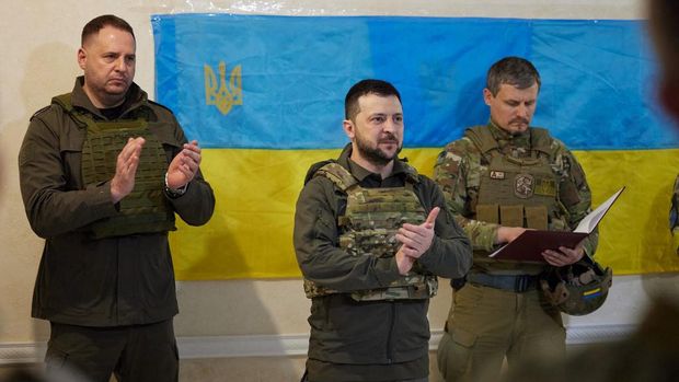 presiden-ukraina-volodymyr-zelensky-berbicara-dengan-para-prajurit-selama-kunjungannya-ke-wilayah-kharkiv-afpstr-1_169