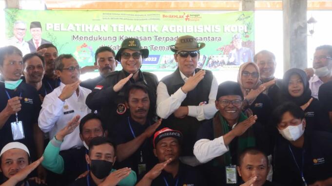 Wakil Menteri Pertanian (Wamentan), Harvick Hasnul Qolbi usai membuka pelatihan tematik Agrobisnis Kopi di Temanggung, Jawa Tengah, Rabu (27/7).