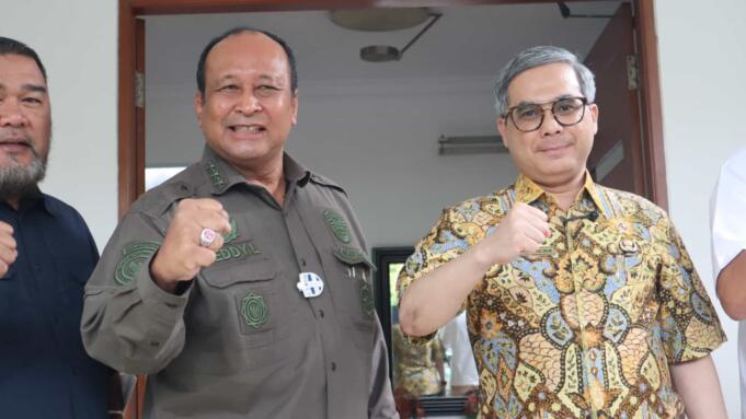 Wakil Menteri Pertanian (Wamentan), Harvick Hasnul Qolbi (kanan) bersama Wakil Kepala Badan Intelijen Negara (Waka BIN), Letnan Jenderal TNI (Purn) Teddy Lhaksmana Widya Kusuma (kiri), Jakarta, Selasa (12/7/2022). Foto: Hilmi