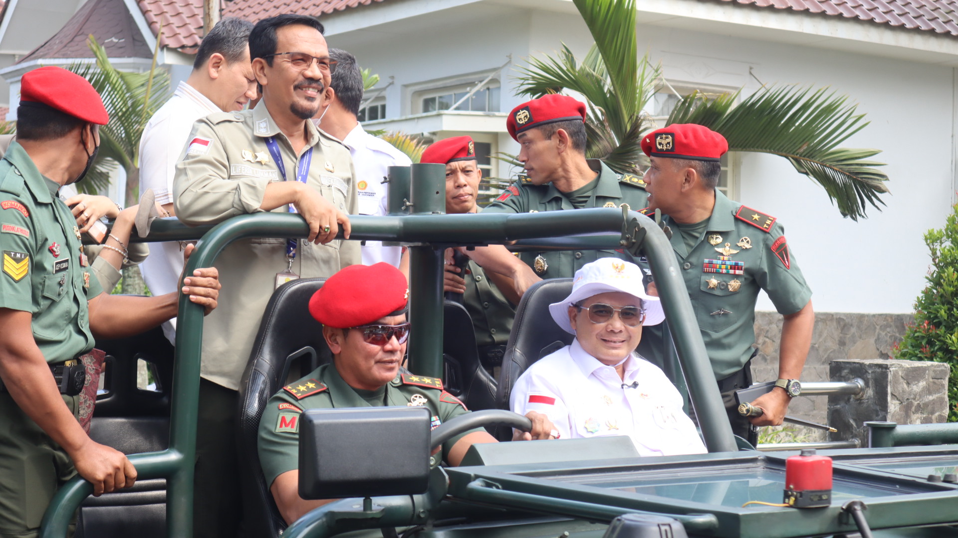 Wakil Menteri Pertanian (Wamentan), Harvick Hasnul Qolbi bersama Danjen Kopassus, Mayjen TNI Iwan Setiawan saat meninjau Lahan Ketahanan Pangan di Pusdiklatpassus Batujajar, Bandung, Kamis (28/7). Foto: Aktu