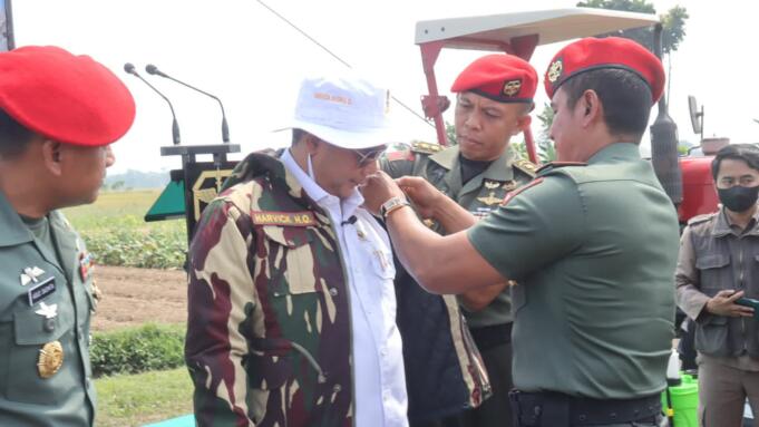 Danjen Kopassus, Mayjen TNI Iwan Setiawan saat menyematkan Pin Bela Negara kepada Wamentan Harvick Hasnul Qolbi. Foto: Istimewa/Aktual