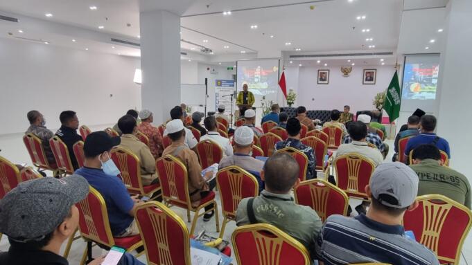 Staf Teknis Ketenagakerjaan KJRI Jeddah Kholid Ibrahim menyampaikan sambutan pada acara pelatihan untuk memelihara kendaraan bermotor bagi para pekerja migran Indonesia di Jeddah, Arab Saudi