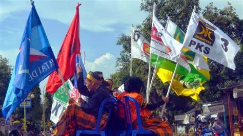 Ilustrasi Bendera Parpol dikibarkan di jalan