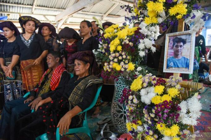 antarafoto-pemakaman-korban-penembakan-kkb-papua-di-sumut-180722-rol-3