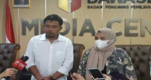 Anggota Bawaslu Lolly Suhenty (kanan) dan Komisioner KPU Idham Holik (kiri) saat menemui awak media di Media Center Bawaslu, Jakarta Pusat, Selasa (19/7).
