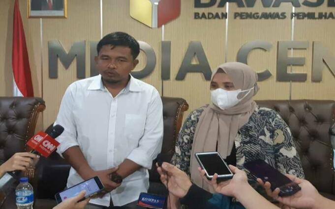 Anggota Bawaslu Lolly Suhenty (kanan) dan Komisioner KPU Idham Holik (kiri) saat menemui awak media di Media Center Bawaslu, Jakarta Pusat, Selasa (19/7).