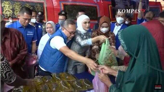 Menteri Perdagangan Zulkifli Hasan saat membagikan minyak goreng gratis kepada warga untuk memilih anaknya sebagai sebagai calon Legislatif PAN Dapil Lampung 1.