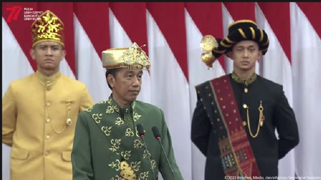 Presiden RI Joko Widodo menyampaikan pidato kenegaraan dalam rangka Hari Ulang Tahun (HUT) Ke-77 Kemerdekaan RI pada Sidang Tahunan MPR Bersama DPR RI dan DPD RI Tahun 2022 di Gedung MPR/DPR/DPD RI, Jakarta, Selasa (16/8) pagi.