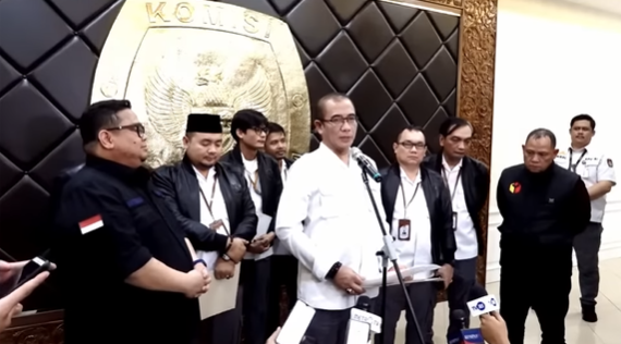 Ketua KPU RI, Hasyim As'ari saat melakukan konferensi pers dalam seremonial penutupan pendaftaran pendaftaran partai politik peserta pemilu 2024, di Gedung KPU, Jakarta, Minggu (14/8).