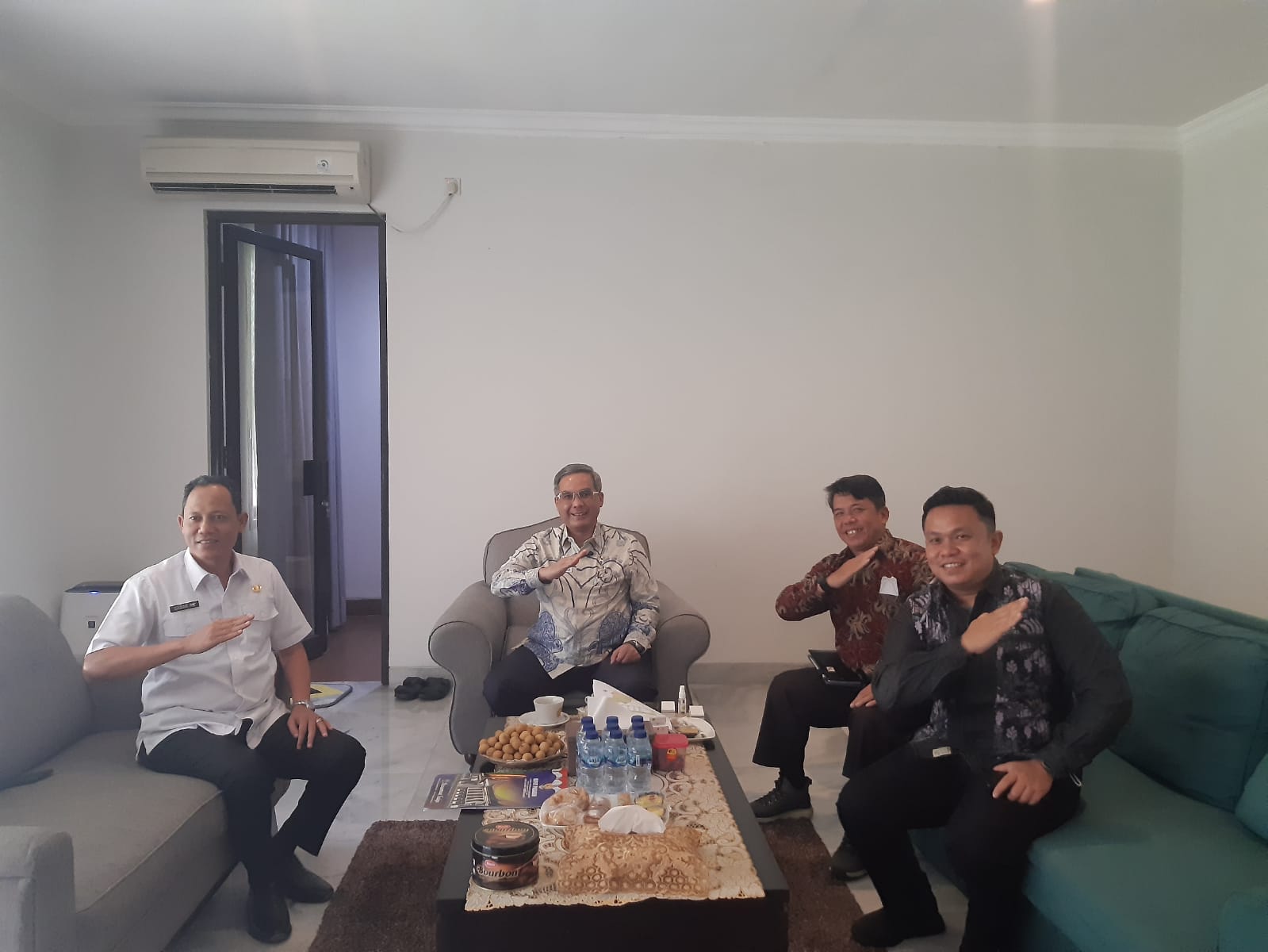 Wakil Menteri Pertanian (Wamentan), Harvick Hasnul Qolbi (tengah) saat menerima kunjungan Wakil Bupati Pasaman, Sabar AS (kanan). Foto: Istimewa/Aktual