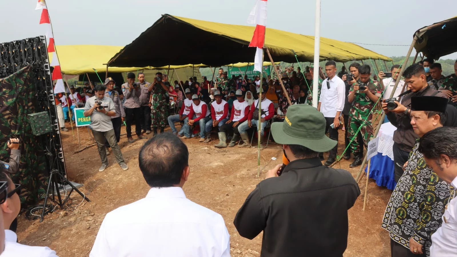 Momen Wamentan Harvick saat berdialog dengan para kelompok tani di Rindam III/Siliwangi, Kabupaten Lebak, Banten. Foto: Istimewa/Aktual 