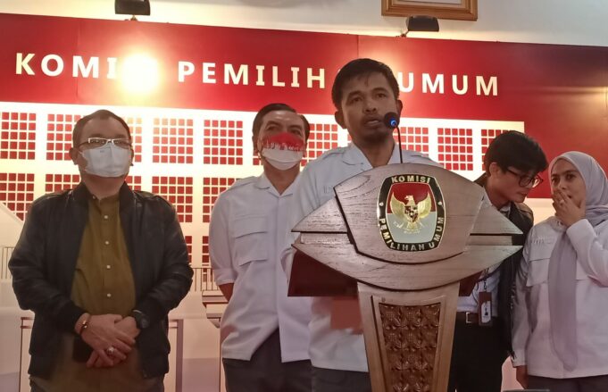 Anggota KPU RI, Idham Holik saat konferensi pers di kantor KPU RI, Menteng, Jakarta Pusat (foto : AR/Aktual)