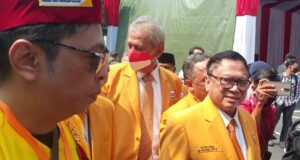 Ketua Umum Partai Hanura, Oesman Sapta Odang beserta jajaran datangi KPU RI untuk menyerahkan berkas partai, Jakarta, Senin (8/8) siang. (Foto/AR/Aktual).