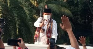 Ketua Umum Partai Gerindra, Prabowo Subianto iring-iringan usai menyerahkan dokumen partai ke KPU RI, Menteng, Jakarta Pusat, Senin (8/8) sore.
