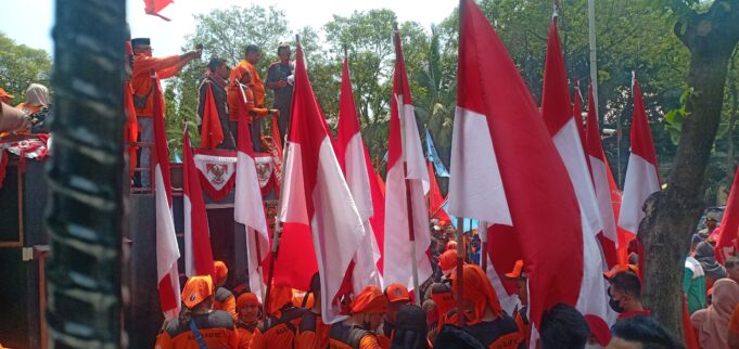 Presiden Said Iqbal tampak di atas mobil komando membersamai massa buruh di depan kantor KPU RI, Jalan Imam Bonjol, Menteng, Jakarta Pusat, Jumat (12/8).